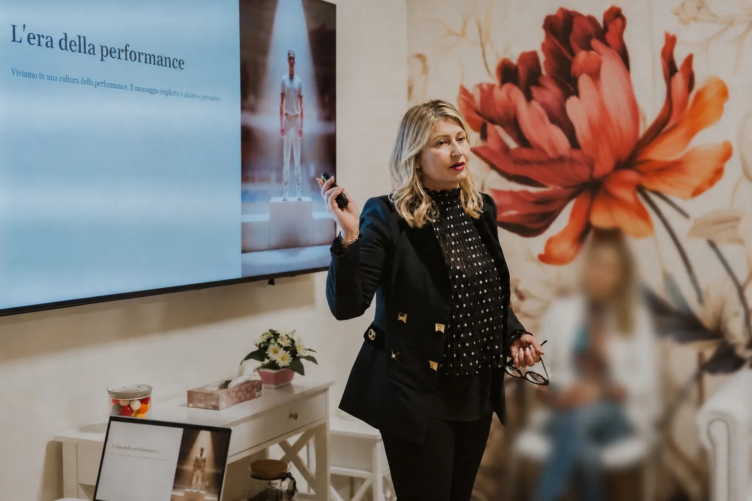Cristiana Zanuccoli presenta la slide «L'era della performance» durante un corso