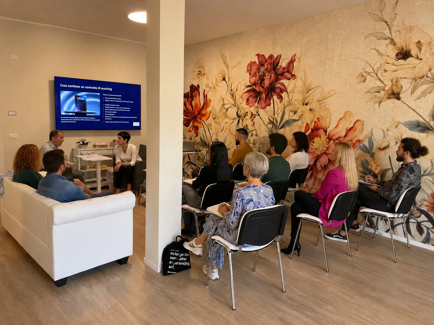 Partecipanti seduti in aula davanti alla slide «Cosa contiene un contratto di coaching»